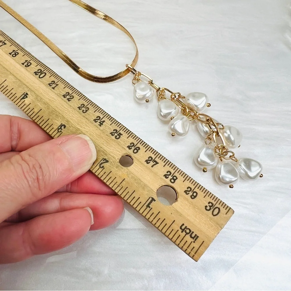 Beautiful goldtone, faux pearl cluster lightweight costume necklace